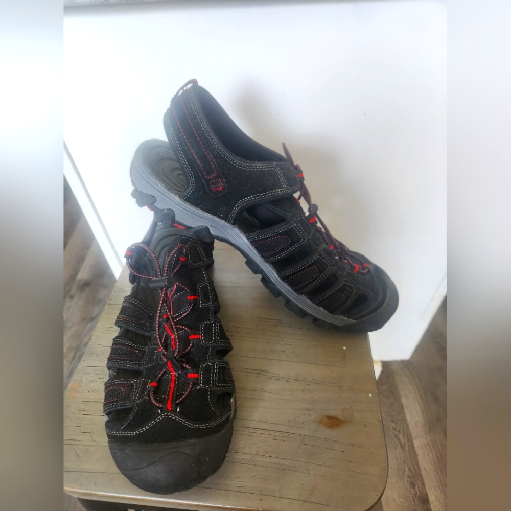 Swiss Tech Oberland Black and Red Men's Bumptoe Outdoor Hiking Shoe